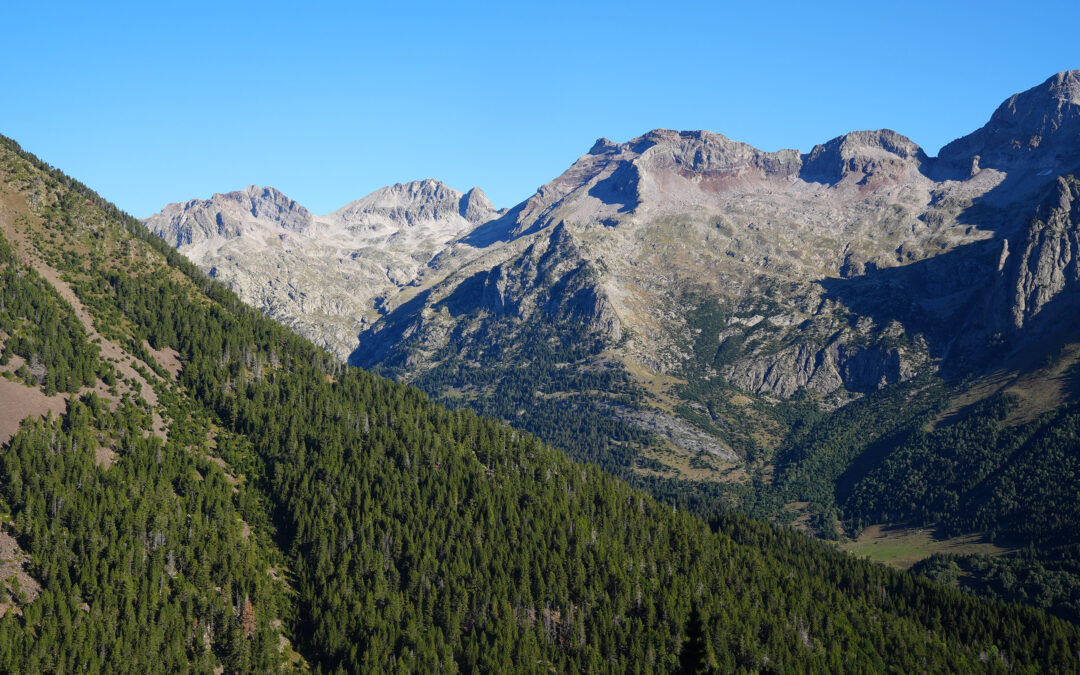 Agulla de Chuisé (2683 m) – Tuca de la Trapa (2797 m) – Agulla d’Ixeia (2837 m) depuis le parking de la vallée d’Estos