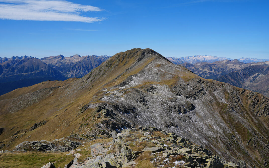 Pic de Pilàs (2657 m) – Estanyardo (2637 m) – Pic d’Àtics (2555 m) depuis Cerbi