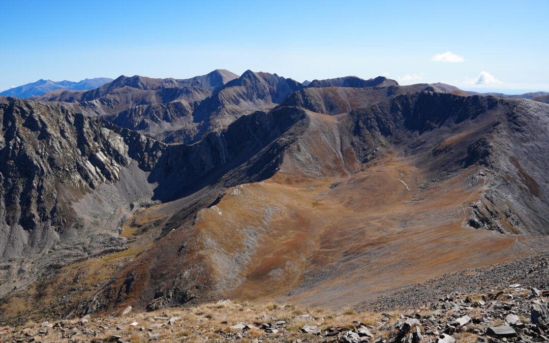 Puig de Finestrelles (2827 m) – Pic de Núria (2794 m) – Pic de les Nou Fonts (2861 m) – Pic d’Eina (2786 m) – Torre d’Eina (2831 m) – Cambre d’Ase (2750 m) depuis Eyne