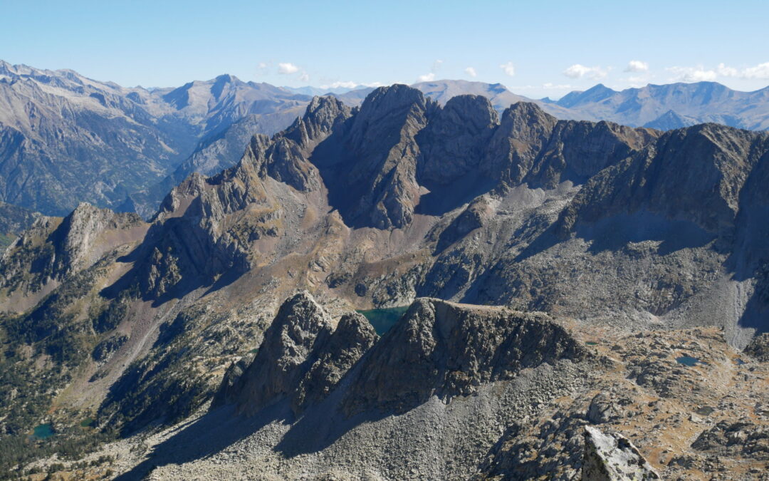 Tuca del Mon (2652 m) – Tuca del Chinebro (2732 m) – Agulla del Chinebro (2718 m) – Pico Batisielles Sur (2846 m) – Pico Batisielles Norte (2804 m) – Montidiego (2761 m) – Agulles de Posets (2801 m – 2763 m) depuis le parking d’Espigantosa