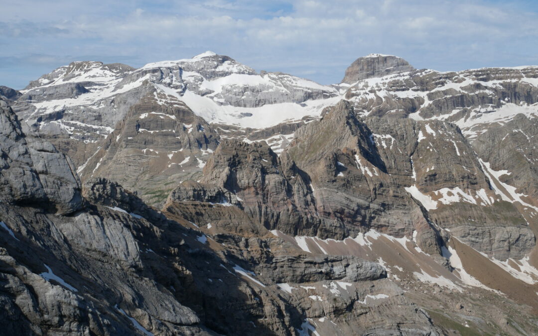 Pic de la Canau (2766 m) – Pic de la Hosse (2624 m) – Pic de Larrue (2597 m) depuis le lac des Gloriettes