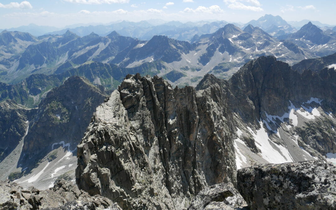 Balaïtous (3144 m) par l’arête de Costérillou depuis la centrale de Migouélou