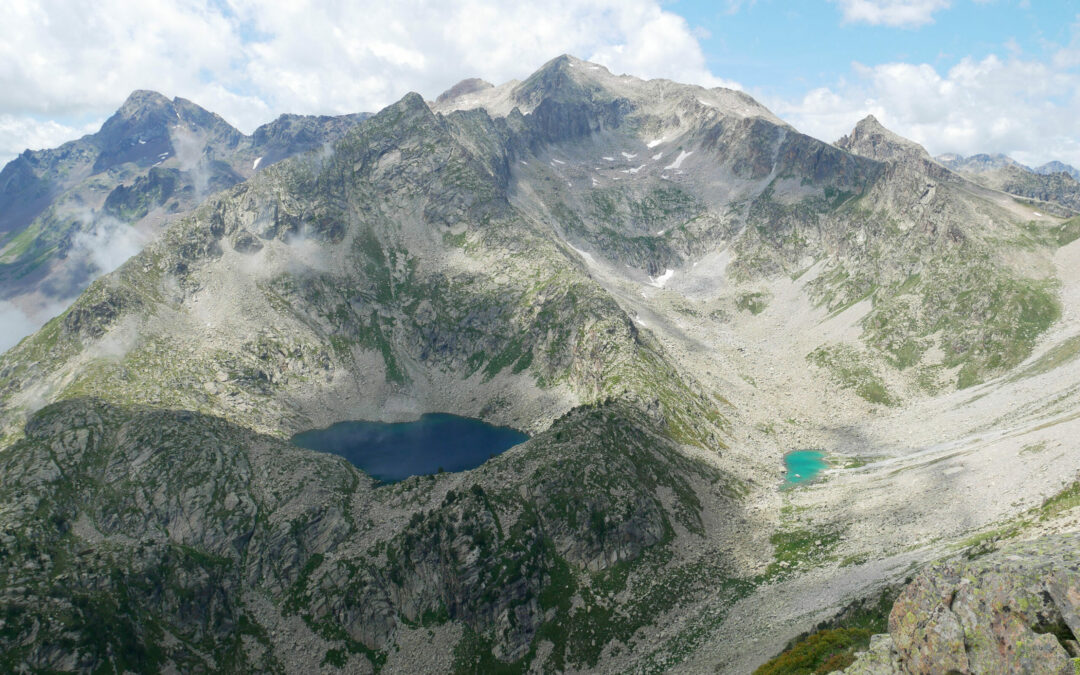 Pic du Lac Noir (2758 m) – Pic de Chanchou (2949 m) – Pic de Barbe de Bouc (2964 m) – Pic de Bastampe (2931 m) – Pic des Cardis (2620 m) depuis les granges de Bué