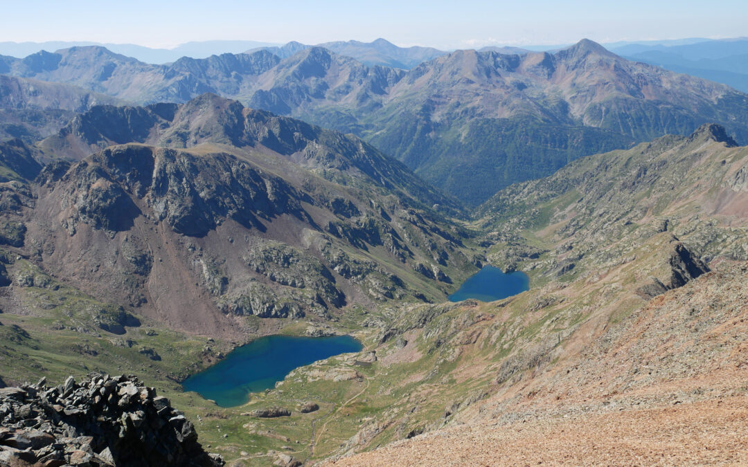 Pic de Sotllo (3072 m) – Pic dels Estanys (2956 m) – Pic de Baborte (2934 m) – Pic de Pedres Blanques (2765m) – Pic de Llats (2693 m) depuis l’étang de Soulcem